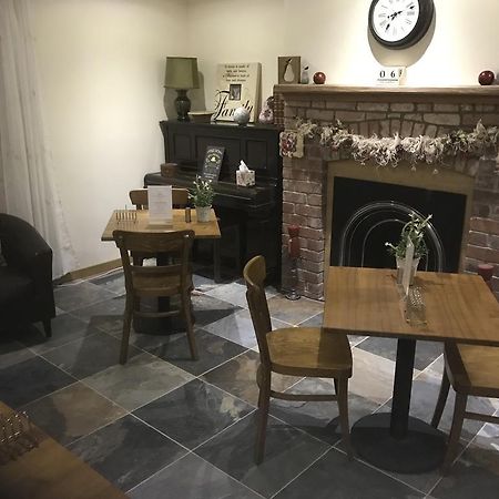 Deri-Down Guest House Abergavenny Eksteriør billede